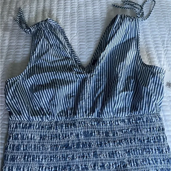 Fitted Striped Sleeveless V-Neck Tie-Shoulder Smocked Blouse size medium - Picture 5 of 5